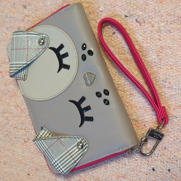 Betsey Johnson Handbags - Betsey Johnson wristlet 😍